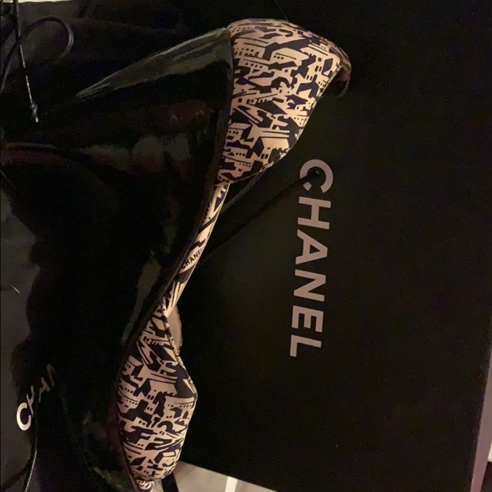 💯 Authentic Chanel Sandals - Picture 2 of 5